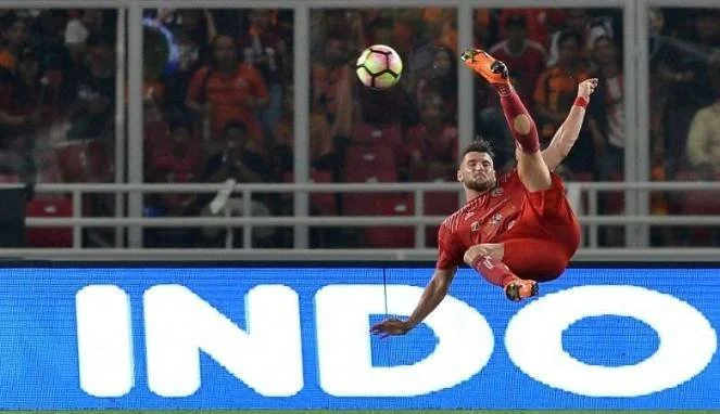 Pemain Persija Jakarta Marko Simic Saat Tendangan Salto